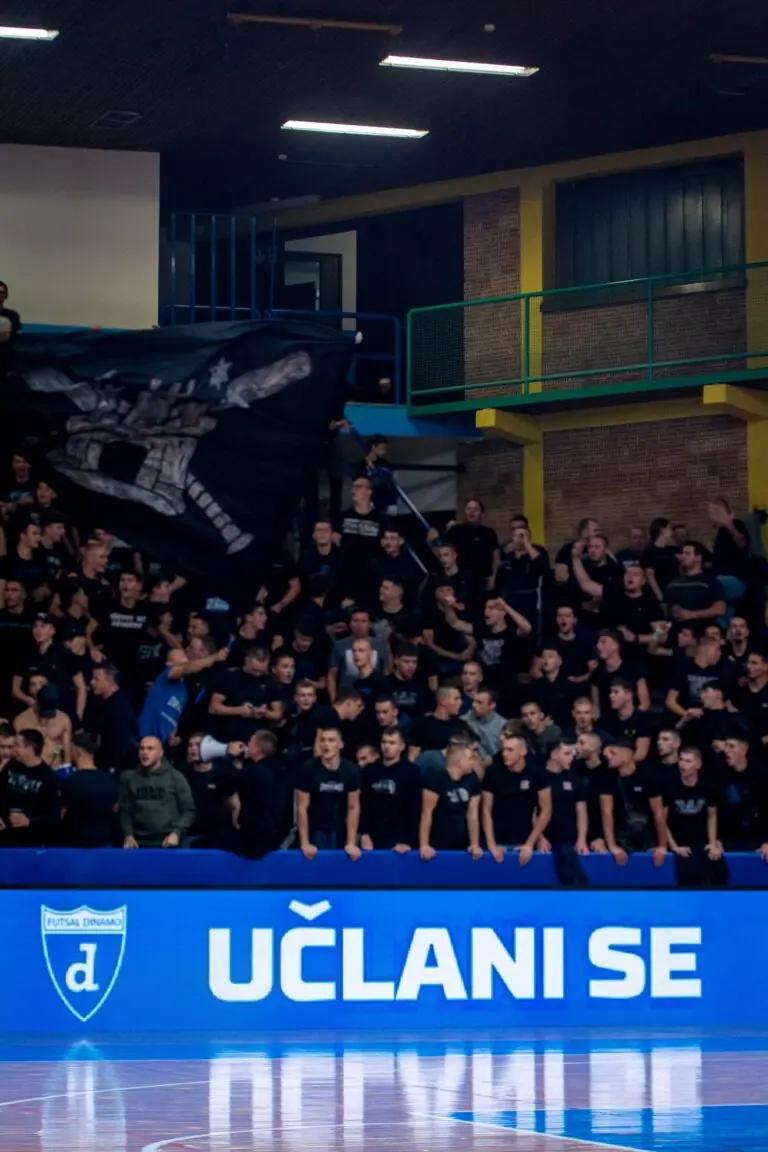 Navijači Futsal Dinama na tribini iznad natpisa Učlani se